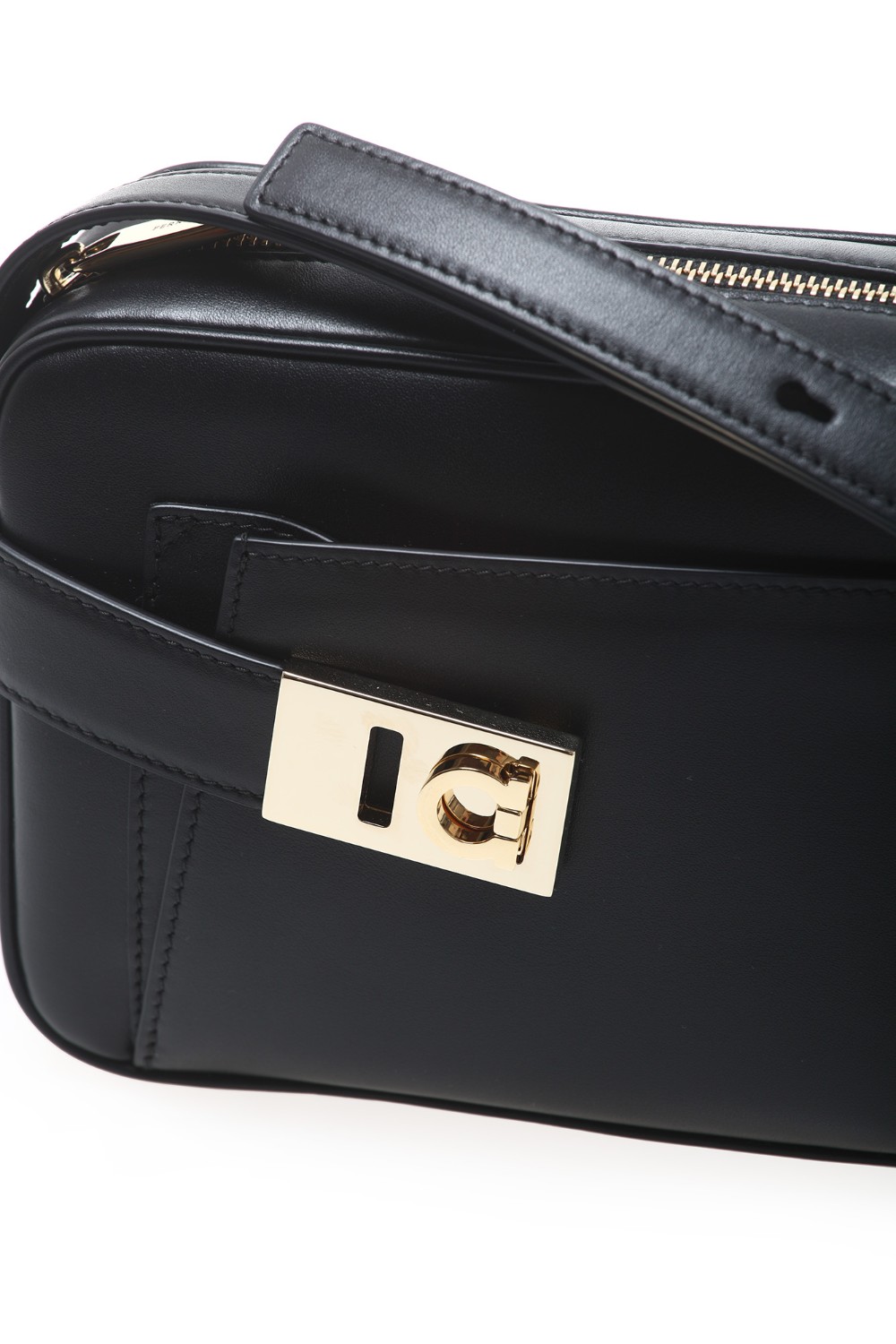 shop SALVATORE FERRAGAMO  Borsa: Salvatore Ferragamo camera case (S).
Tasca con soffietto frontale e nastro con fibbia.
Gancini sul lato. Realizzata in vitello liscio.
Zip in chiusura e interno completato da doppia fessura per carte o documenti. 
La tracolla regolabile permette di modulare lo styling a piacere.
Altezza 13 CM, lunghezza 24 CM, profondità 7 CM.
Composizione: 100% pelle.
Made in Italy.. 216292 ARCHIVE-769547 number 6250016